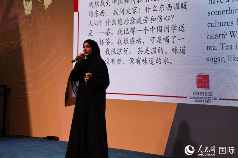 第四屆“阿聯(lián)酋眼中的中國(guó)”中文比賽上，一位阿聯(lián)酋漢語(yǔ)學(xué)習(xí)者與觀眾分享對(duì)中國(guó)茶文化的思考。人民網(wǎng)記者 張志文攝