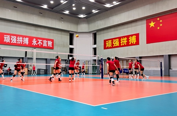 4月28日，中國女排在主教練趙勇的帶領(lǐng)下進(jìn)行訓(xùn)練。人民網(wǎng)記者 胡雪蓉攝