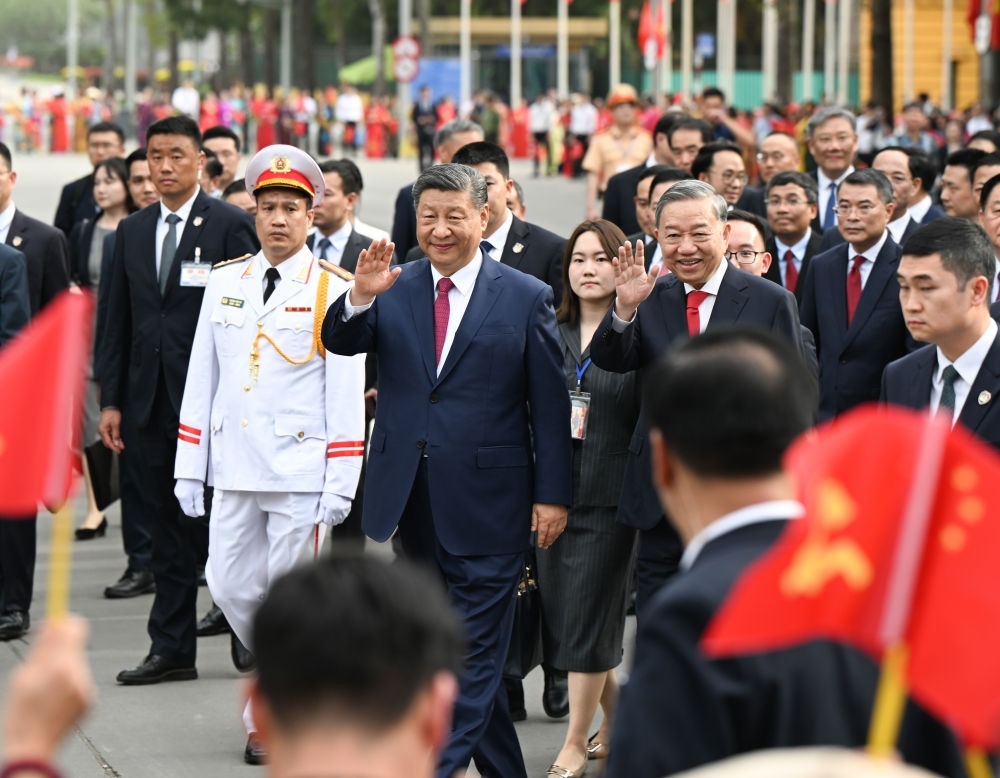 4月14日，中共中央總書記、國家主席習(xí)近平抵達(dá)河內(nèi)對越南進(jìn)行國事訪問。當(dāng)日下午，越共中央總書記蘇林為習(xí)近平舉行隆重歡迎儀式。這是歡迎儀式后，習(xí)近平和蘇林一同步行前往越共中央駐地舉行會(huì)談時(shí)，向歡迎人群揮手致意。新華社記者 張領(lǐng) 攝