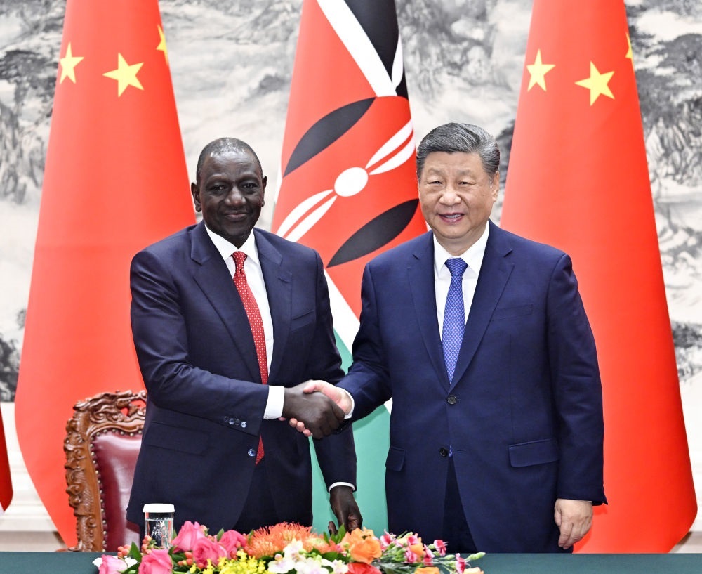 4月24日上午，國家主席習(xí)近平在北京人民大會(huì)堂同來華進(jìn)行國事訪問的肯尼亞總統(tǒng)魯托舉行會(huì)談。這是習(xí)近平同魯托握手。新華社記者 岳月偉 攝