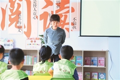 田桂月帶領(lǐng)孩子共讀繪本《點》。李澤罡攝