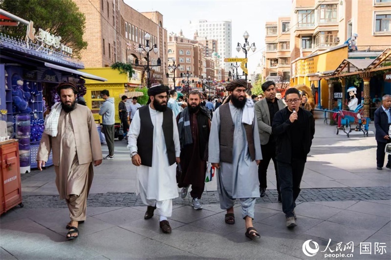 代表團(tuán)在新疆國(guó)際大巴扎參觀。人民網(wǎng)記者 章凱風(fēng)攝