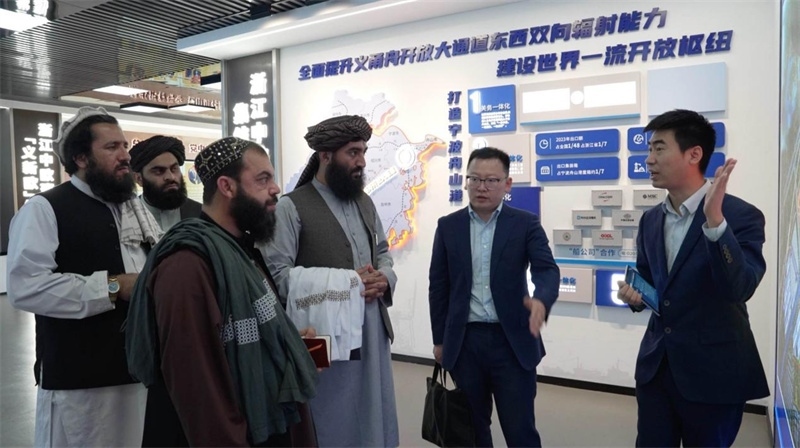 代表團(tuán)在義新歐班列始發(fā)站參觀。CGTN記者 楊剛攝