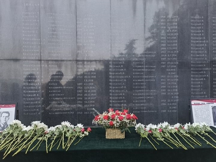 在南京抗日航空烈士紀(jì)念館鐫刻有蘇聯(lián)籍抗日航空英烈名錄的紀(jì)念碑前，擺放著人們獻(xiàn)上的鮮花（2024年11月22日攝）。新華社記者 邱冰清 攝