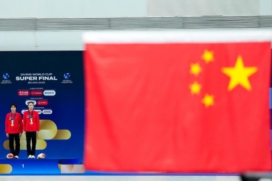 5月2日，獲得2025年跳水世界杯總決賽女子雙人10米臺冠軍的中國組合陳芋汐（右）/全紅嬋在頒獎儀式上。新華社記者 鞠煥宗 攝