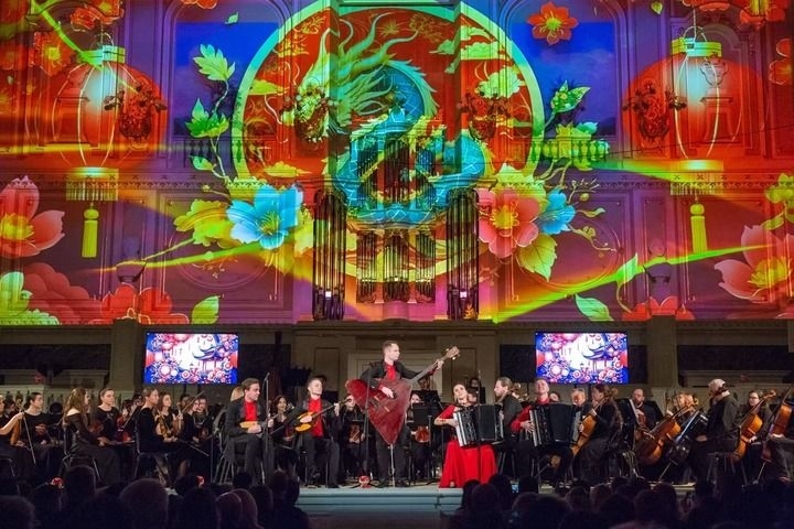 2025年2月6日，俄羅斯音樂(lè)家在圣彼得堡舉行的中俄新春音樂(lè)會(huì)上表演。新華社發(fā)（莫京娜 攝）