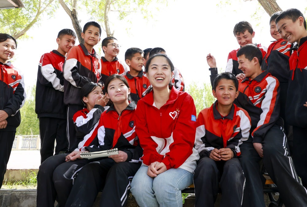 4月23日，在新疆克州阿圖什市哈拉峻鄉(xiāng)謝依特小學(xué)，支教教師高淑賢和學(xué)生們在一起。