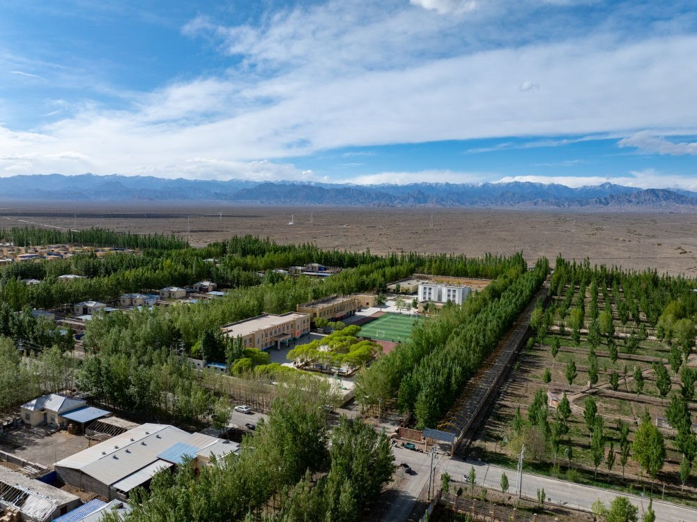 這是4月23日在新疆克州阿圖什市哈拉峻鄉(xiāng)拍攝的謝依特小學(xué)（無人機(jī)照片）。