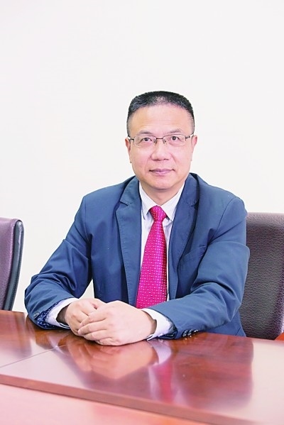 徐飛 教授、博士生導師。歷任上海交通大學副校長、西南交通大學校長、上海財經(jīng)大學常務副校長，現(xiàn)任福耀科技大學常務副校長。國務院政府特殊津貼專家。先后兼任中國鐵道學會副理事長，中國管理學會組織與戰(zhàn)略專業(yè)委員會副主任，教育部高等學校創(chuàng)新創(chuàng)業(yè)教育指導委員會副主任，中國高等教育學會創(chuàng)新創(chuàng)業(yè)教育分會理事長，中國高質量MBA教育認證（CAMEA）工作委員會副主任，中國職業(yè)技術教育學會副會長等。主要研究領域為戰(zhàn)略管理、競爭戰(zhàn)略與博弈論、創(chuàng)新創(chuàng)業(yè)、跨文化戰(zhàn)略領導力等。出版著作20余部。