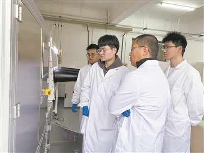 圖為安工大材料科學(xué)與工程學(xué)院碩士研究生余威(右一)在實(shí)驗(yàn)室開展研究。安工大供圖