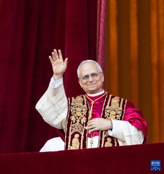 5月8日，在梵蒂岡城，來自美國的樞機主教羅伯特·普雷沃斯特當(dāng)選新一任天主教羅馬教皇后向民眾致意。新華社記者 李京 攝