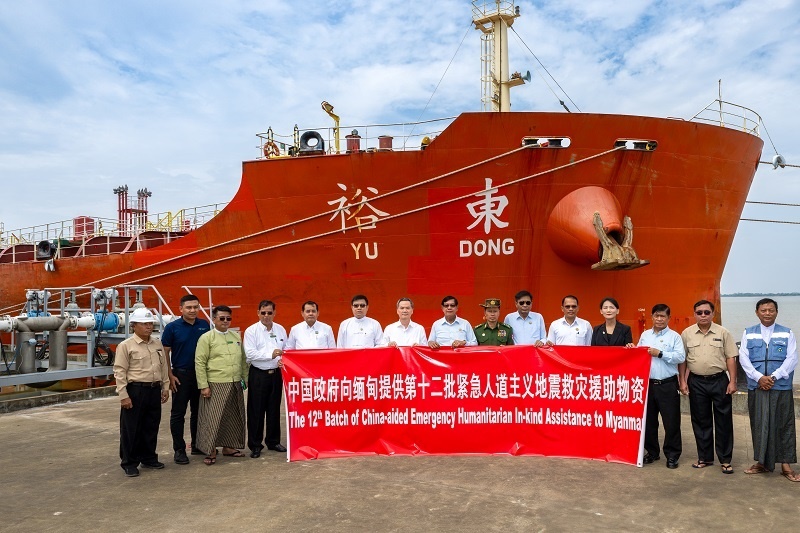 中國(guó)駐緬大使館歐陽(yáng)道冰參贊、仰光省首席部長(zhǎng)梭登及緬有關(guān)部門(mén)官員出席交接儀式。人民網(wǎng)記者 謝佳君攝