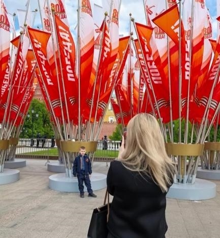 當?shù)貢r間5月7日下午，莫斯科紅場外，紀念蘇聯(lián)偉大衛(wèi)國戰(zhàn)爭勝利80周年慶典旗幟飄揚。