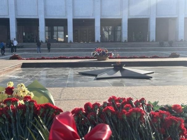 當?shù)貢r間5月6日下午，莫斯科勝利廣場上的長明火兩旁放滿鮮花。