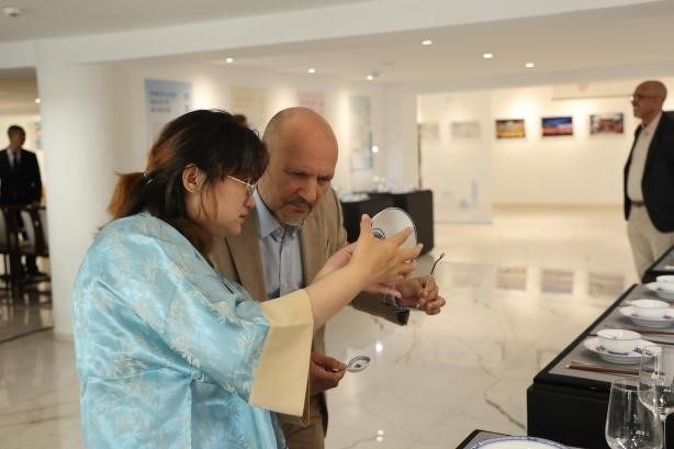 摩洛哥民眾在觀察中國瓷器。拉巴特中國文化中心供圖