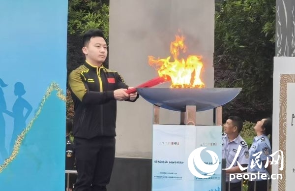 在活動(dòng)開(kāi)幕式上，馮喆點(diǎn)燃火炬。人民網(wǎng)記者 楊磊攝