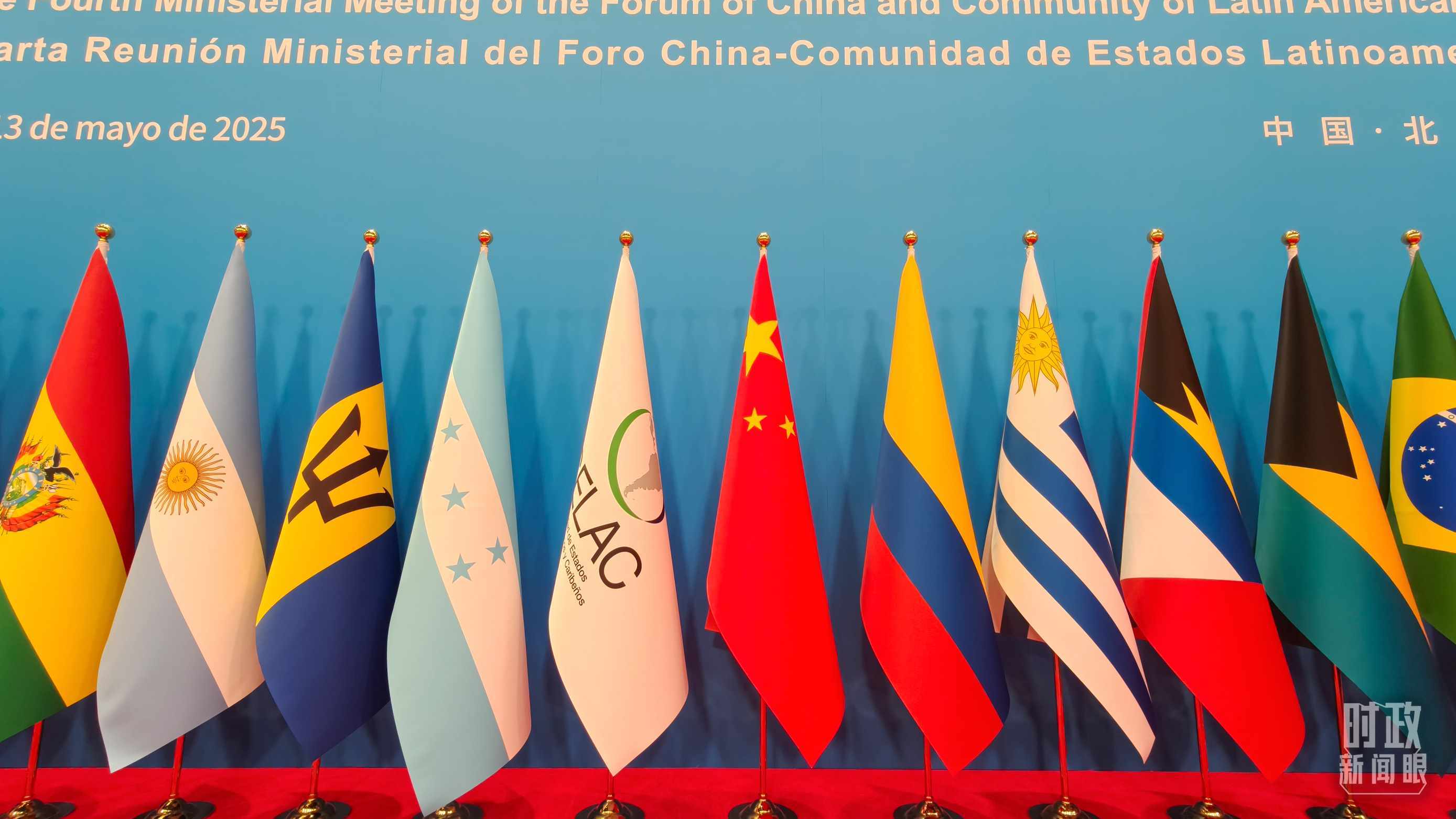 開幕式現(xiàn)場的旗陣。（總臺央視記者陸泓宇拍攝）