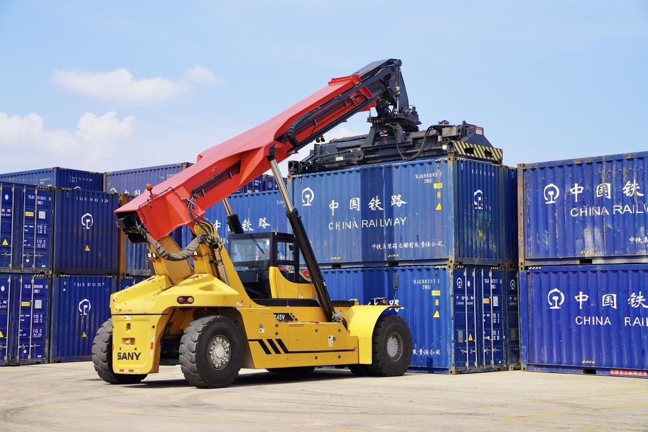 在中老鐵路萬象南鐵路貨運(yùn)口岸站，起重機(jī)正在吊裝集裝箱。劉瑩嘉攝