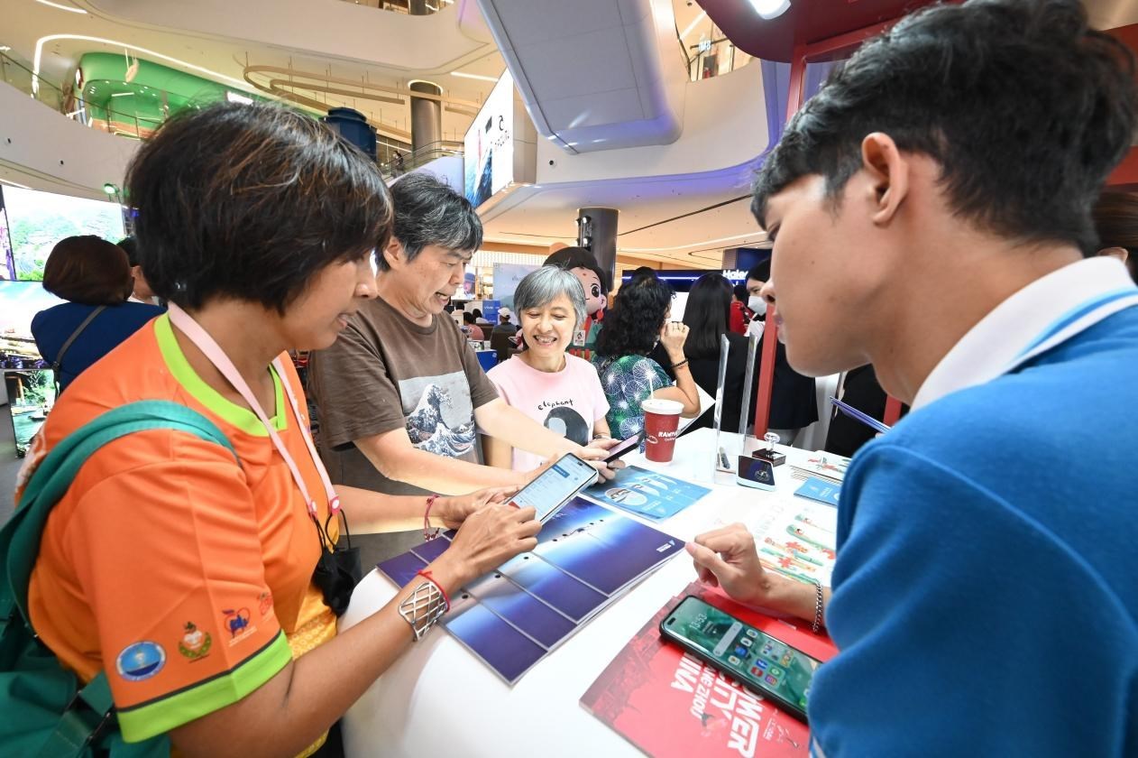 游客在航空公司展臺前了解機(jī)票優(yōu)惠活動。主辦方供圖
