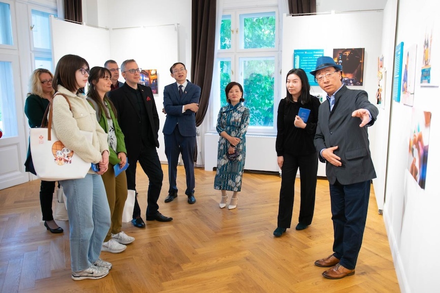 藝術(shù)家李守白現(xiàn)場導(dǎo)覽。圖片由布達(dá)佩斯中國文化中心供圖