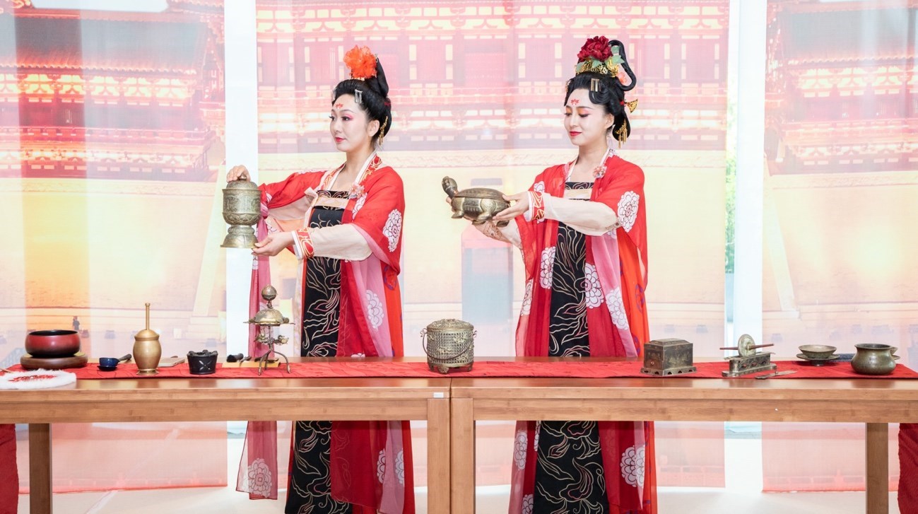 法門寺地宮出土文物一比一復刻的宮廷茶器。中國駐大阪旅游辦事處供圖