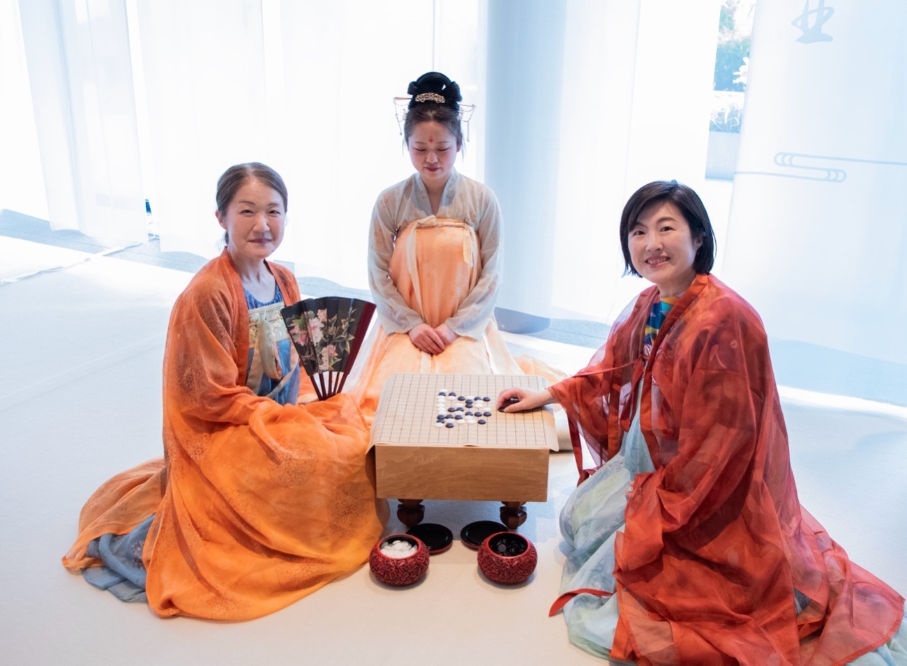 日本客人體驗漢服。中國駐大阪旅游辦事處供圖