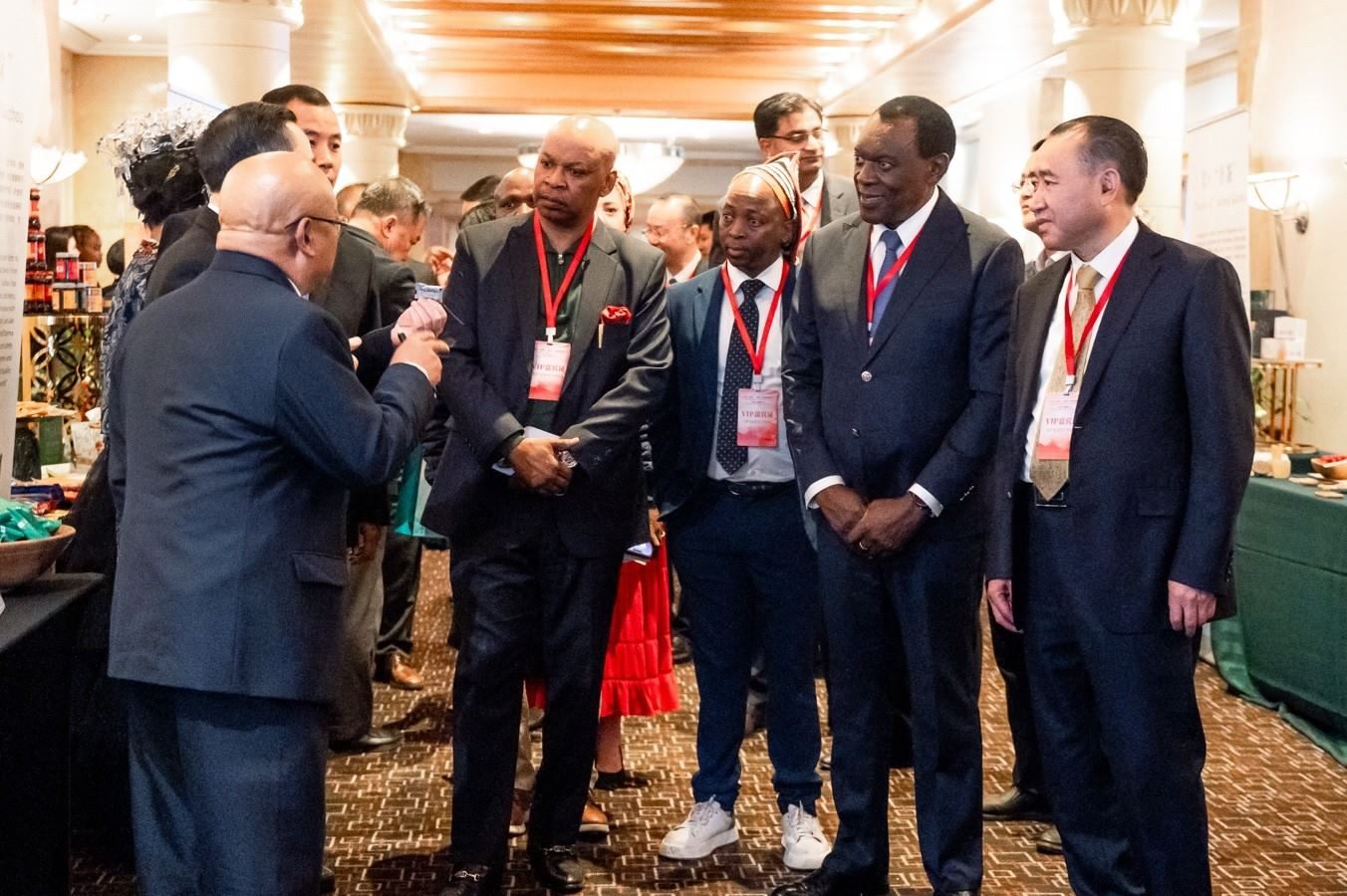 與會嘉賓走訪展臺。南非貴州商會供圖