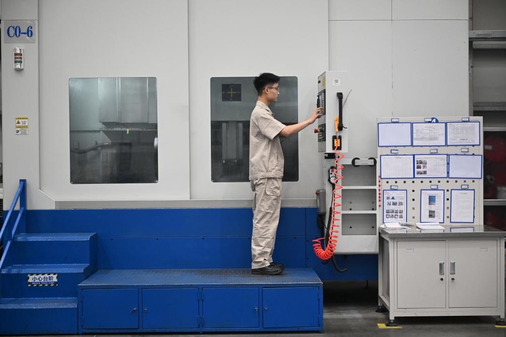 近日，工人在洛陽軸承集團(tuán)股份有限公司的智能生產(chǎn)線上作業(yè)。新華社記者 李嘉南 攝