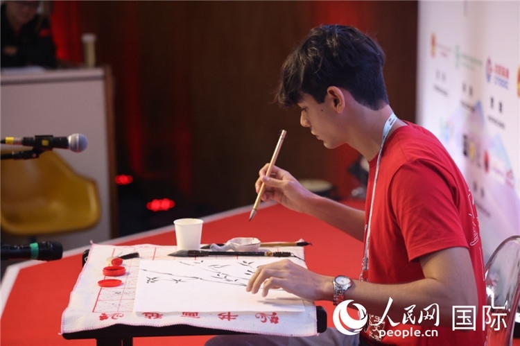 2025年“漢語橋”巴西賽區(qū)決賽的“才藝展示”環(huán)節(jié)，一名參賽者正在繪畫。人民網(wǎng)記者 時(shí)元皓攝