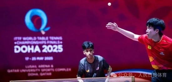 5月17日，王楚欽在比賽中發(fā)球。