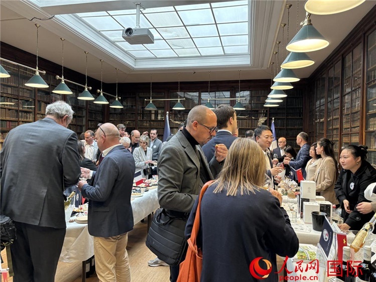 FIWA大獎(jiǎng)賽獲獎(jiǎng)酒及農(nóng)產(chǎn)品2025專業(yè)展暨中國(guó)云南—法國(guó)巴黎特色商品推介會(huì)現(xiàn)場(chǎng)。人民網(wǎng)記者 于超凡攝