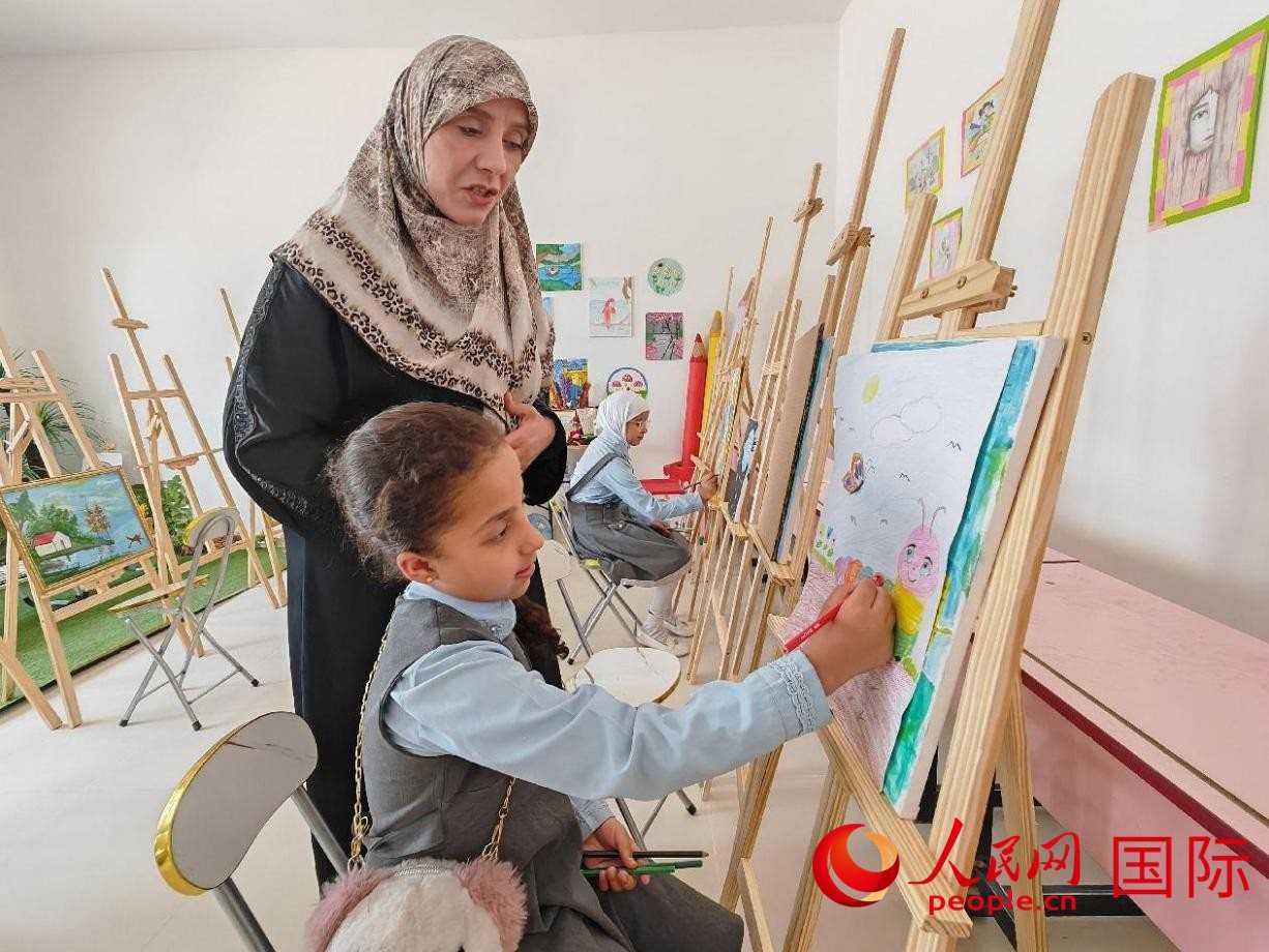 阿爾穆塔?阿里卡特國際學(xué)校的學(xué)生在美術(shù)室上課。人民網(wǎng)記者 管克江攝