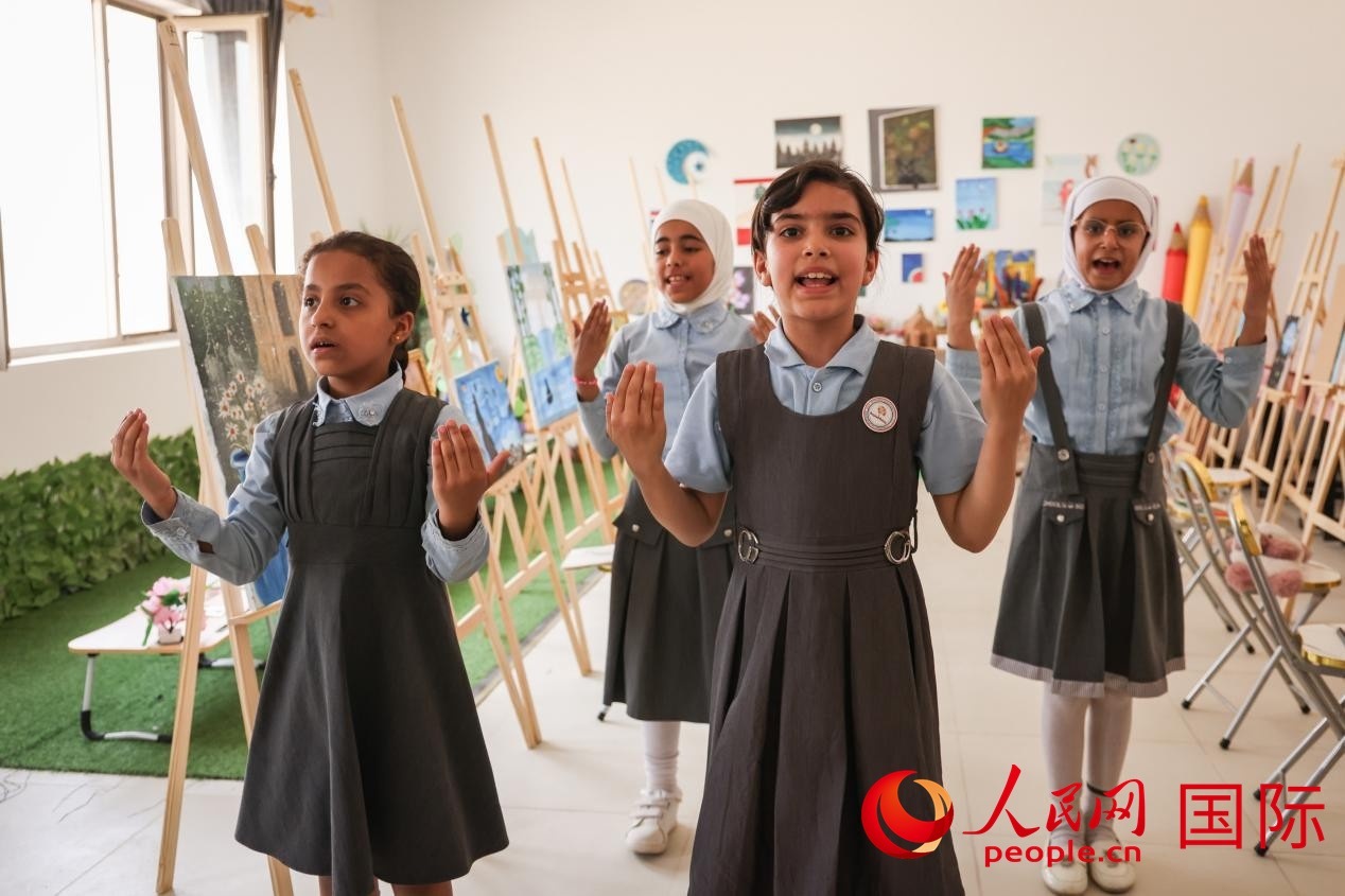 阿爾穆塔?阿里卡特國際學(xué)校的學(xué)生表演舞蹈。人民網(wǎng)記者 薛丹攝