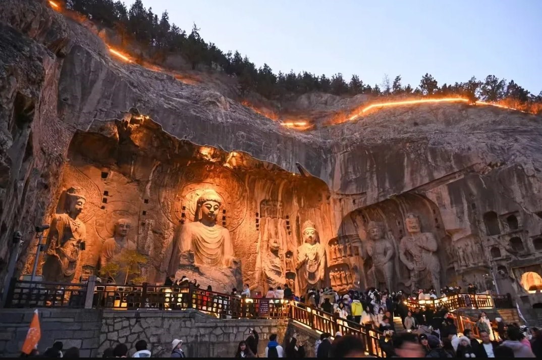 游客在龍門石窟參觀游覽。