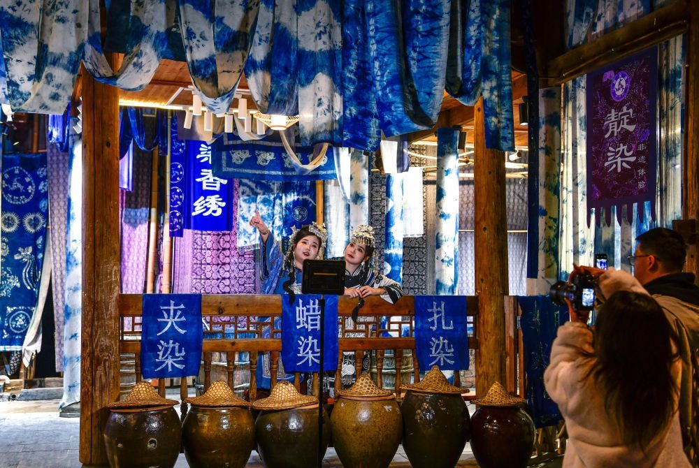 2025年3月17日，游客在貴州省黎平縣肇興侗寨里留影。新華社記者楊文斌 攝