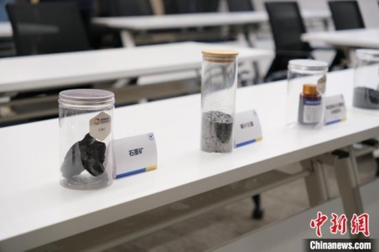 5月20日，浙大高分子科學與工程學系內擺放著石墨礦等。 曹丹 攝