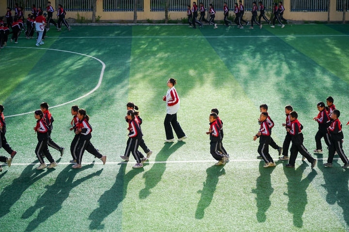 2025年4月24日，在新疆克州阿圖什市哈拉峻鄉(xiāng)謝依特小學(xué)，支教教師帶領(lǐng)學(xué)生晨跑。新華社記者 徐宏巖 攝