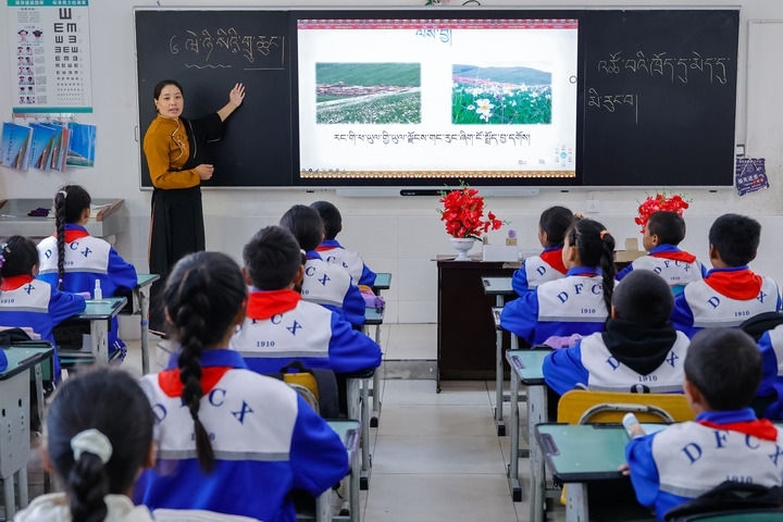 2024年9月27日，在四川省甘孜藏族自治州道孚縣城關(guān)第一完全小學(xué)，采取“藏加模式”教學(xué)的五年級一班的藏語文課上，準(zhǔn)木周老師指導(dǎo)藏族學(xué)生以家鄉(xiāng)草原風(fēng)物為主題寫作藏語文作文。新華社記者 沈伯韓 攝