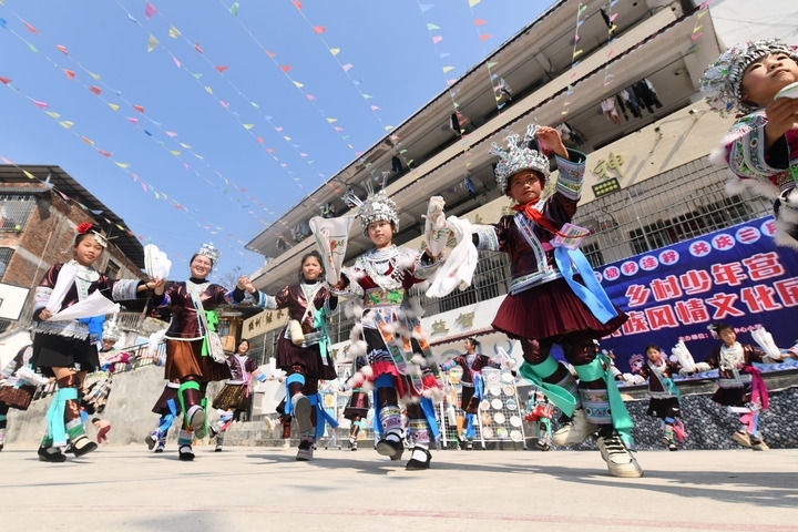 2025年3月25日，廣西柳州市融水苗族自治縣桿洞鄉(xiāng)中心小學(xué)學(xué)生在跳蘆笙踩堂舞。新華社記者 黃孝邦 攝
