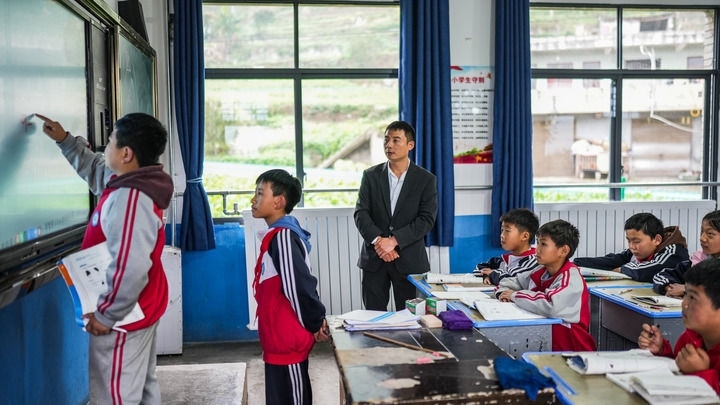 2024年11月21日，在地處烏蒙山區(qū)的貴州省六盤水市水城區(qū)亮巖小學(xué)，學(xué)生在供暖的教室內(nèi)學(xué)習(xí)。新華社記者 陶亮 攝