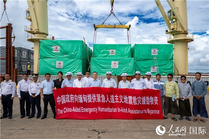 5月25日，中國駐緬甸大使館參贊歐陽道冰、仰光省首席部長(zhǎng)梭登及緬有關(guān)部門官員出席援緬第十五批緊急人道主義地震救災(zāi)物資交接儀式。人民網(wǎng)記者謝佳君攝