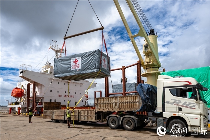 5月25日，當(dāng)?shù)毓と嗽诟劭趶呢涊喩闲遁d援緬第十五批緊急人道主義地震救災(zāi)物資。人民網(wǎng)記者謝佳君攝