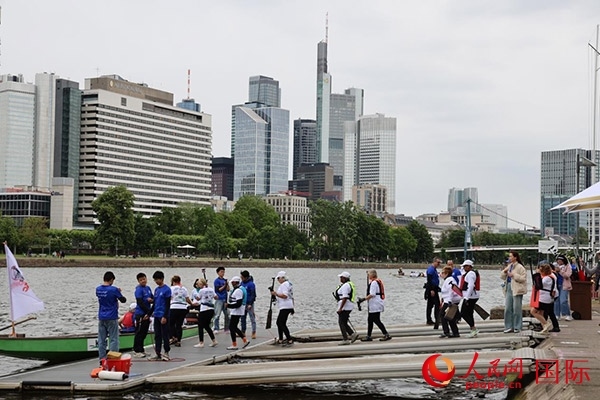 來自美國(guó)的快樂龍舟隊(duì)選手們正在登船準(zhǔn)備參賽。人民網(wǎng)記者 劉仲華攝
