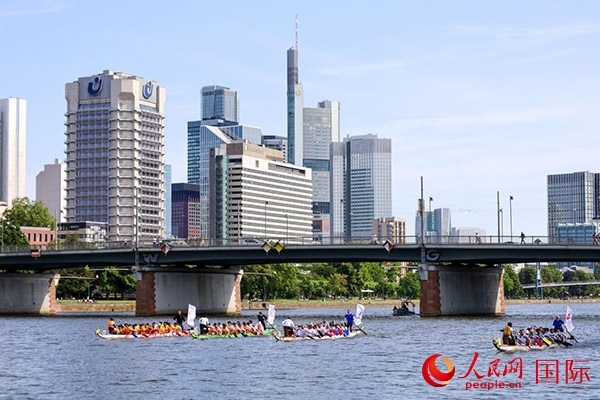 龍舟賽隊(duì)伍奮力揮槳、破浪前行。人民網(wǎng) 依琳攝