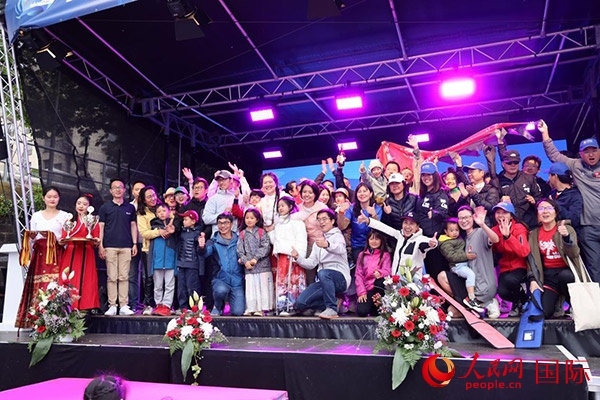 獲獎(jiǎng)選手們上臺(tái)領(lǐng)獎(jiǎng)并合影留念。人民網(wǎng)記者 劉仲華攝