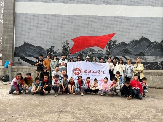 “行動中的課堂：探尋茶馬古道紅色印記”工作坊與當?shù)匦W(xué)生共同創(chuàng)作主題壁畫。