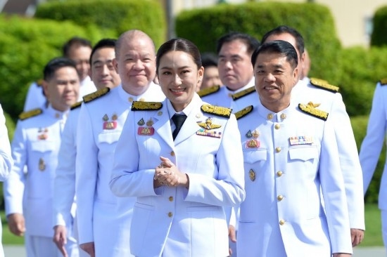 2024年9月7日，泰國總理佩通坦·欽那瓦（前中）及新一屆內(nèi)閣成員在位于首都曼谷的總理府與媒體見面。新華社發(fā)（拉亨攝）