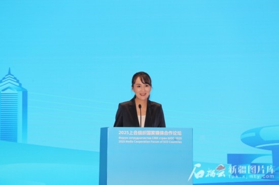 5月23日，在2025上合組織國家媒體合作論壇青年文化交流營活動中，人民日報社記者阿爾達克·塔巴拉克發(fā)言。石榴云/新疆日報記者 李雄心攝