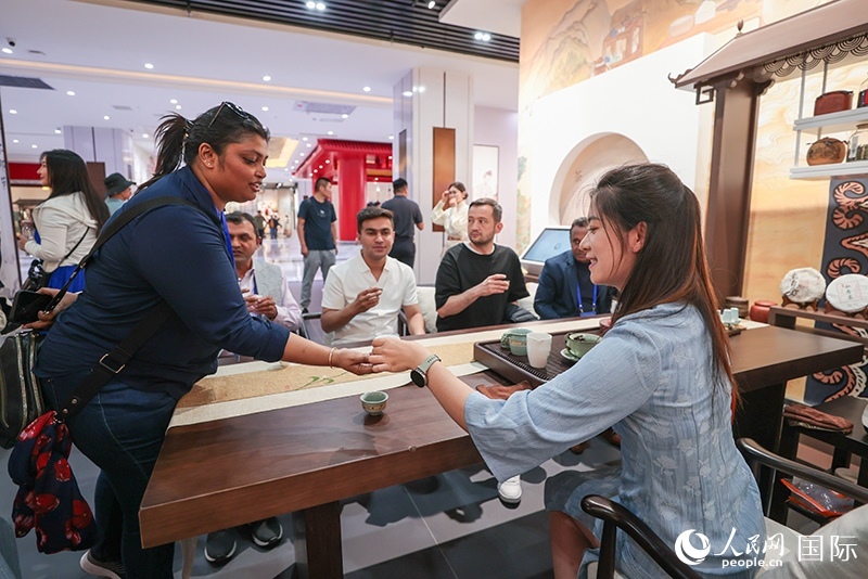 5月25日，外國(guó)媒體人在霍爾果斯國(guó)際邊境合作中心中國(guó)文化館參觀。人民網(wǎng)記者 張武軍攝