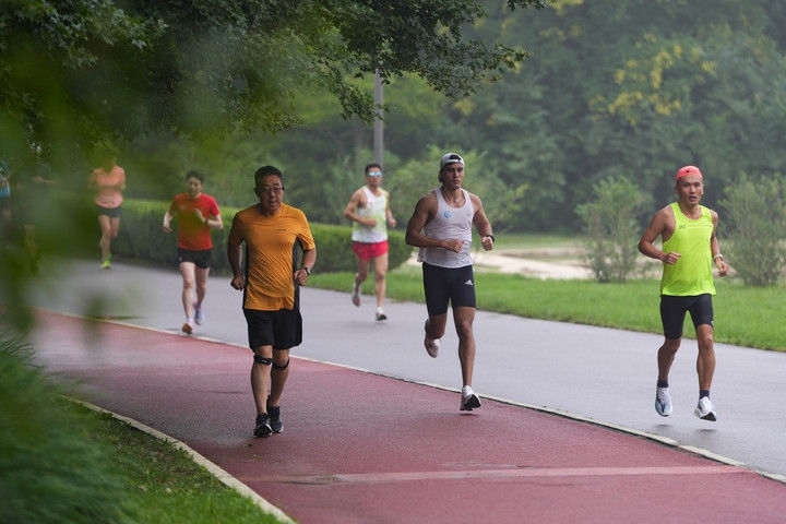 2024年7月14日，市民在北京中軸線延長(zhǎng)線上的奧林匹克森林公園運(yùn)動(dòng)鍛煉。